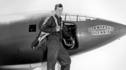 Charles „Chuck” Yeager przy samolocie Bell X-1. Źródło: Wikimedia Commons