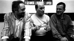 14.06.1992. Zbigniew Łapiński (C), Przemysław Gintrowski (L) i Jacek Kaczmarski (P), trzej bardowie podczas wspólnej rozmowy między koncertami. Fot. PAP/Z. Szwejkowski