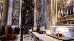 Msza święta przy grobie papieża Jana Pawła II. Watykan, 16.10.2022. Fot. PAP/L. Szymański