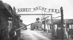 Brama główna niemieckiego obozu koncentracyjnego Auschwitz. Źródło: IPN