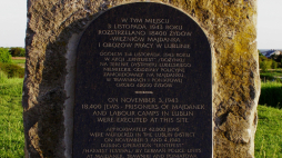 Macewa, miejsce zamordowania 18400 Żydów - więźniów Majdanka w Lublinie. Źródło: Wikipedia Commons
