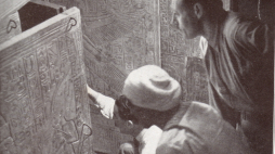Howard Carter ze współpracownikiem otwierają drzwi do skrzyni grobowej w komorze grobowej Tutanchamona (1924, rekonstrukcja wydarzenia z 1923). Źródło: Wikimedia Commons