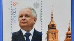 Znaczkek pocztowy emisji „Lech Kaczyński – Prezydent m.st. Warszawy 2002-2005”. Fot PAP/R. Pietruszka