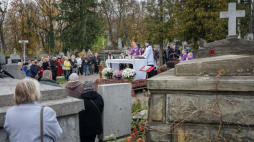 Lwów, Ukraina, 02.11.2022. Zaduszki na Cmentarzu Janowskim we Lwowie. Fot. PAP/K. Sało 