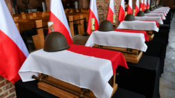 W kościele św. Brygidy w Gdańsku wystawiono 10 trumien ze szczątkami obrońców Westerplatte. Fot. PAP/A. Warżawa