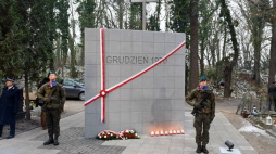 Uroczystość odsłonięcia pomnika upamiętniającego ofiary rewolty grudniowej 1970 r. na Cmentarzu Centralnym w Szczecinie. Fot. PAP/M. Bielecki