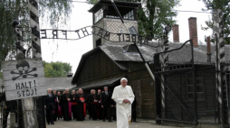 Papież Benedykt XVI na terenie b. niemieckiego obozu zagłady Auschwitz -Birkenau. 31.05.2006. Fot. PAP/A. Grygiel