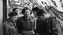 Gen. Stanisław Maczek (C) podczas ćwiczeń 1. Dywizji Pancernej przed inwazją na kontynent. Scarborough, 07.1944. Źródło: NAC