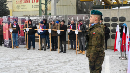Uroczystości przed bramą Stoczni Szczecińskiej, upamiętniające ofiary Grudnia '70. 17.12.2022. Fot. PAP/M. Bielecki