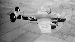 Samolot bombowy Handley Page Halifax Mk. II podobny do używanych przez 138 Dywizjon do Zadań Specjalnych RAF do transportu skoczków spadochronowych. Źródło: Wikimedia/Imperial War Museum