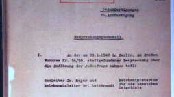 Strona tytułowa protokołu Konferencji w Wannsee z listą nazwisk uczestników. Źródło: Wikimedia Commons