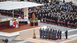 Papież Franciszek (2L) na pl. Świętego Piotra w Watykanie podczas uroczystości pogrzebowych emerytowanego papieża Benedykta XVI. Fot. PAP/R. Pietruszka