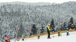 Ferie zimowe na stoku narciarskim w Tyliczu. 2018 r. Fot. PAP/W. Pacewicz