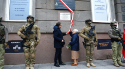 Dyrektor warszawskiego oddziału IPN dr Tomasz Łabuszewski (C-L) i córka Józefa Rybickiego ps. "Andrzej" - ostatniego dowódcy Kedywu Okręgu Warszawa Armii Krajowej, uczestnika Powstania Warszawskiego Hanna Rybicka (C-P) podczas odsłonięcia tablicy pamiątkowej w 80. rocznicę powołania Kierownictwa Dywersji "Kedyw" Armii Krajowej. Fot. PAP/R. Guz