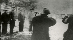 Masowa egzekucja Polaków przeprowadzana przez Niemców w Piaśnicy. 1939 r. Źródło: Wikimedia Commons