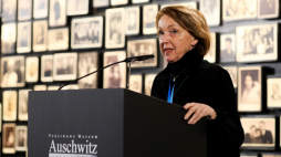 Była więźniarka Eva Umlauf podczas obchodów 78. rocznicy wyzwolenia Auschwitz na terenie b. niemieckiego nazistowskiego obozu koncentracyjnego i zagłady Auschwitz-Birkenau. Fot. PAP/Z. Meissner