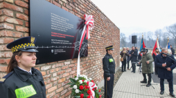 Odsłonięcie tablicy upamiętniającej miejsce, gdzie w latach 1941-1945 znajdowało się niemieckie zastępcze więzienie policyjne Rosengarten. Fot. PAP/Z. Meissner