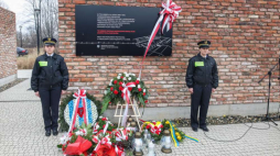 Odsłonięcie tablicy upamiętniającej miejsce, gdzie w latach 1941-1945 znajdowało się niemieckie zastępcze więzienie policyjne Rosengarten. Mysłowice, 13.02.2023. Fot. PAP/Z. Meissner