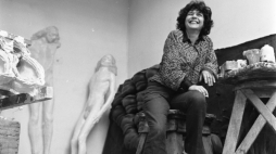 Francja Paryż 1972. Polska rzeźbiarka Alina Szapocznikow w domu-pracowni, gdzie mieszka z mężem grafikiem, Romanem Cieślewiczem. Fot. PAP/M. Musiał 