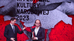 Warszawa, 01.03.2023. Dziennikarz Krzysztof Keller (P) podczas gali wręczenia nagród III edycji Festiwalu Kultury Narodowej „Pamięć i Tożsamość” w studiu Telewizji Polskiej. Fot. PAP/M. Obara