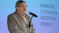 Warszawa, 22.03.2023. Eseista, prozaik, historyk literatury Jan Tomkowski odebrał Skrzydła Dedala za rok 2021 podczas uroczystej gali wręczenia nagrody literackiej w Bibliotece Narodowej w Warszawie. Fot. PAP/P. Supernak