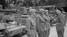 Dowódca 1 Dywizji Pancernej generał Stanisław Maczek (P) podczas ćwiczeń przed wyruszeniem na front. Szkocja, 1944 r. Fot. PAP/Cz. Datka