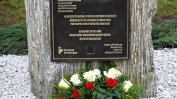 Kwiaty i znicze przed kamieniem pamięci Michała Stasiuka, którego Niemcy zamordowali za pomoc Żydom