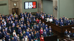 Posłowie na sali obrad Sejmu przed głosowaniem nad uchwałą ws. obrony dobrego imienia św. Jana Pawła II. Fot. PAP/R. Guz
