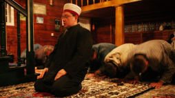 Kruszyniany (woj. podlaskie). Polscy wyznawcy islamu podczas rozpoczęcia miesięcznego postu ramadan. Fot. PAP/P. Supernak