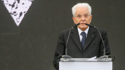  Brzezinka, 18.04.2023. Prezydent Włoch Sergio Mattarella przemawia podczas głównej ceremonii Marszu Żywych na terenie byłego niemieckiego obozu koncentracyjnego Auschwitz II-Birkenau. Fot. PAP/Z. Meissner