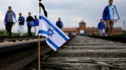 Oświęcim, 28.04.2022. Uczestnicy Marszu Żywych na terenie byłego niemieckiego obozu koncentracyjnego Auschwitz w Oświecimiu. Fot. PAP/Z. Meissner