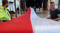 Przygotowania do próby ustanowienia nowego rekordu Polski w kategorii najdłuższej flagi narodowej. Międzyzdroje, 29.04.2023. Fot. PAP/M. Bielecki