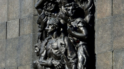 Żydowscy powstańcy, detal pomnika Bohaterów Getta. Źródło: Wikimedia Commons