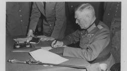 Feldmarszałek Wilhelm Keitel podpisujący akt kapitulacji Wehrmachtu, 8/9 maja 1945. Źródło: Wikimedia Commons