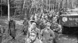 Kolumna wojsk niemieckich eskortowana przez polskich żołnierzy opuszcza Berlin po kapitulacji Niemiec. 1945 r. Fot. PAP/CAF/Polpress