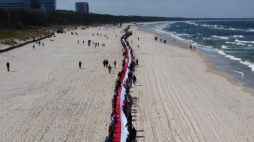 Międzyzdroje, 02.05.2023. Najdłuższa flaga w Polsce. Na plażę została wniesiona w dwóch częściach. Fot. PAP/M. Bielecki