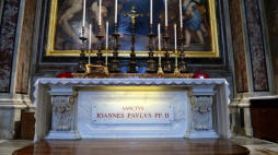 Grób świętego Jana Pawła II w kaplicy św. Sebastiana Bazyliki św. Piotra w Watykanie. Fot. PAP/J. Turczyk