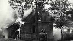 Płonący Michniów, 12 lipca 1943 r. Fot. ze zbiorów IPN