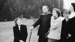Kard. Stefan Wyszyński podczas internowania w Komańczy (2. z lewej) w towarzystwie siostrzenicy Marii Sułek (1. z lewej), Marii Okońskiej (2. z prawej) oraz s. Narcyzy Stankiewicz (1. z prawej) w trakcie spaceru. 1956 r. Fot. NAC