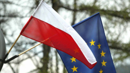Flagi Polski i UE. Fot. PAP/G. Momot
