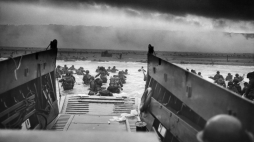 Amerykańskie oddziały desantowe lądują na plaży Omaha w Normandii. Źródło: Wikipedia Commons