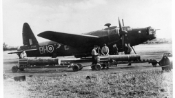 Samolot Vickers Wellington Mk. X z 300 Dywizjonu Bombowego w trakcie załadunku min lotniczych. Źródło: zbiory prywatne Grzegorza Korcza