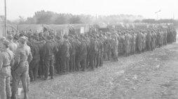 Zastępca dowódcy armii gen. Zbigniew Ohanowicz (w środku) wymienia uścisk ręki z członkiem delegacji wizytującej kompanię czołgów LWP przebywającą w Czechosłowacji. 1968 r. Fot. NAC