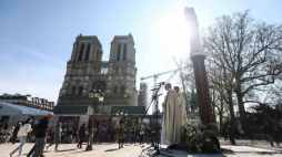 Ks. Olivier Ribedeau Dumas (C-R) podczas mszy w Niedzielę Wielkanocną przed katedrą Notre-Dame. 2023 r. Fot. PAP/EPA