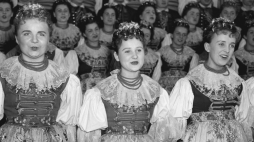 Zespół Pieśni i Tańca "Śląsk" w 1954 r. Fot. PAP/CAF