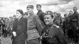 Formowanie 1 Polskiej Dywizji Piechoty im. Tadeusza Kościuszki w 1943 roku w Sielcach nad Oką. Na zdjęciu m.in. Wanda Wasilewska (L) i Zygmunt Berling (2L). Fot. PAP/Reprodukcja