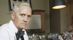 Alexander Fleming w swoim londyńskim laboratorium. Źródło: Wikimedia Commons