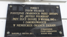 Tablica na ścianie dawnego Hotelu Polskiego przy ul. Długiej 29 w Warszawie. Źródło: Wikipedia Commons