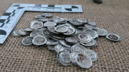 Monety znalezione podczas prac wykopaliskowych na terenie wsi Barczewko. 18.07.2023. Fot. PAP/T. Waszczuk