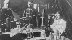 Maria Skłodowska-Curie i jej mąż Piotr (C) w laboratorium w Paryżu. Źródło: NAC